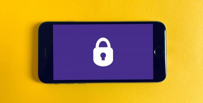 Smartphone mit einem Schloss-Symbol auf dem Display als Symbol für Datensicherheit Smartphone mit einem Schloss-Symbol auf dem Display als Symbol für Datensicherheit