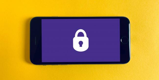 Smartphone con un icono de candado en la pantalla como símbolo de seguridad de los datos