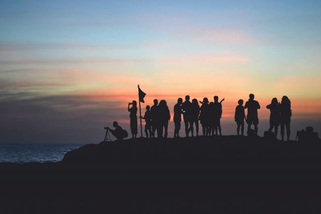 groupe de personnes au coucher du soleil