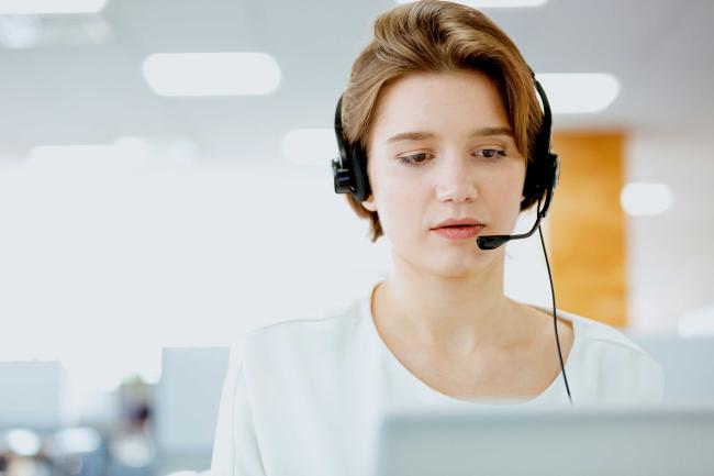 Frau arbeitet im Kundendienst Frau arbeitet im Kundendienst
