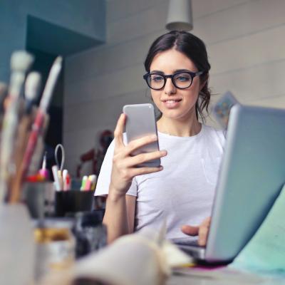 Una mujer creativa se registra con meetyoo en línea en el teléfono móvil Una mujer creativa se registra con meetyoo en línea en el teléfono móvil