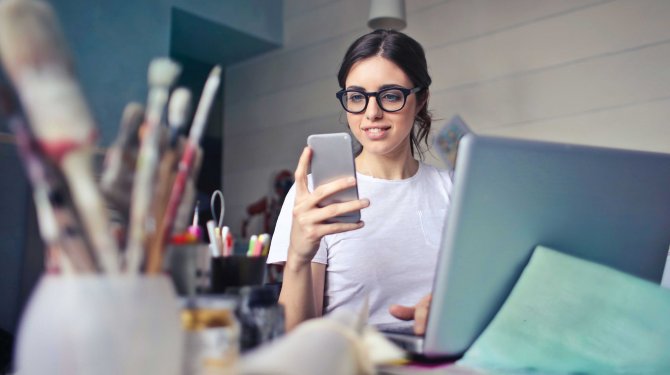 Una mujer creativa se registra con meetyoo en línea en el teléfono móvil