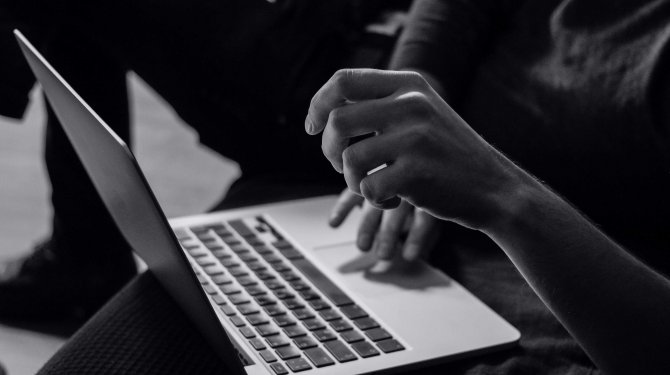 Person chatting on a Laptop