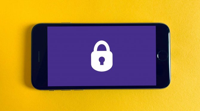 Smartphone mit einem Schloss-Symbol auf dem Display als Symbol für Datensicherheit Smartphone mit einem Schloss-Symbol auf dem Display als Symbol für Datensicherheit