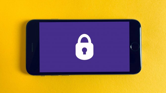 Smartphone avec une icône de verrouillage sur l'écran comme symbole de sécurité des données