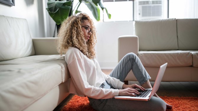 La femme travaille à domicile