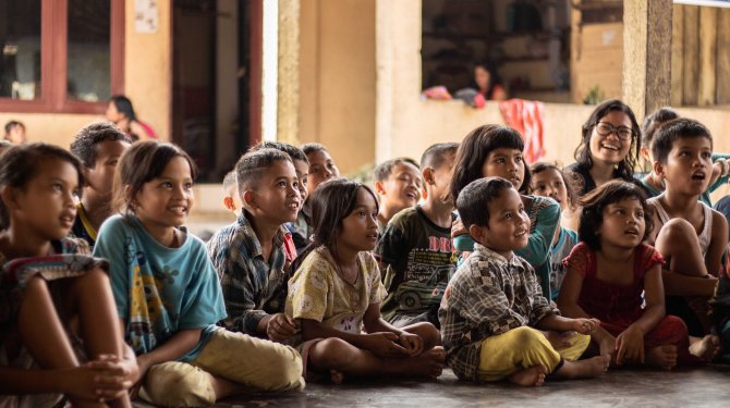 Algunos niños se sientan en el suelo - Proyectos sociales