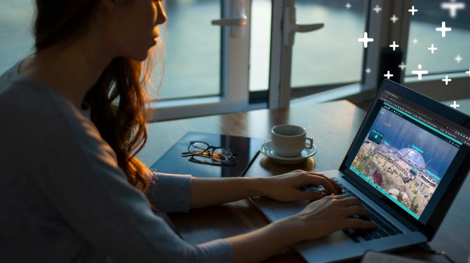 Femme assise devant un ordinateur portable sur la plateforme MEETYOO PRO