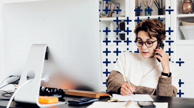 Glückliche Frau bei der Arbeit am Laptop